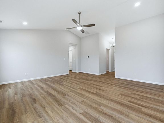 3rd image of 218 Saddle Ridge Dr
