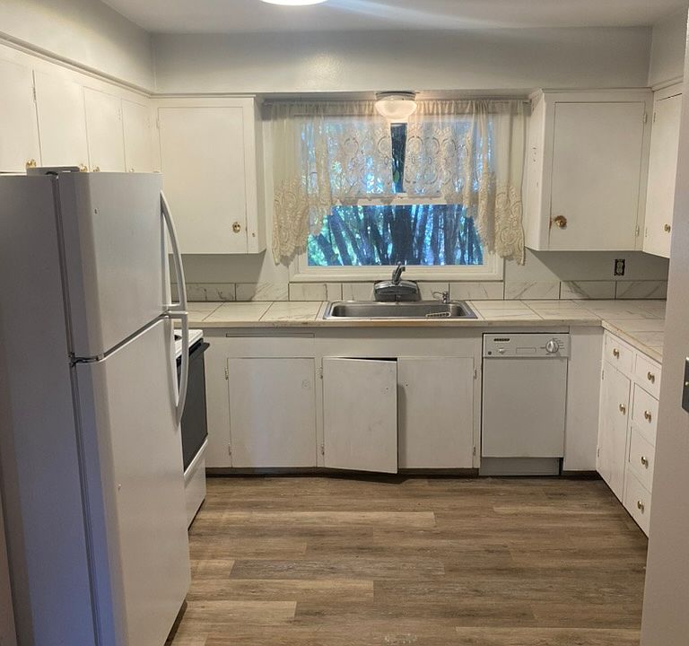 Cute kitchen with hardwood floors