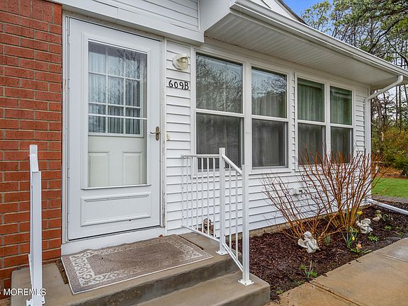 5th image of 609 B Willow Court #B