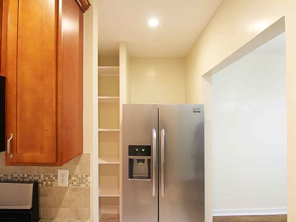 2nd image of 527 40th St APT 1L