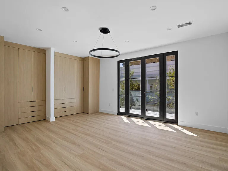 149 S Palm Dr #151-1/2 — Photo 6