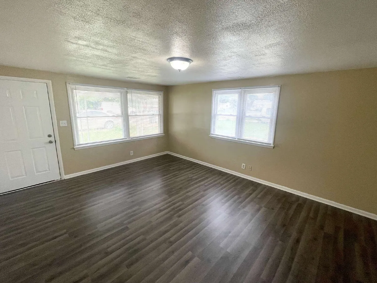 3 bed, $1,025 — Photo 2