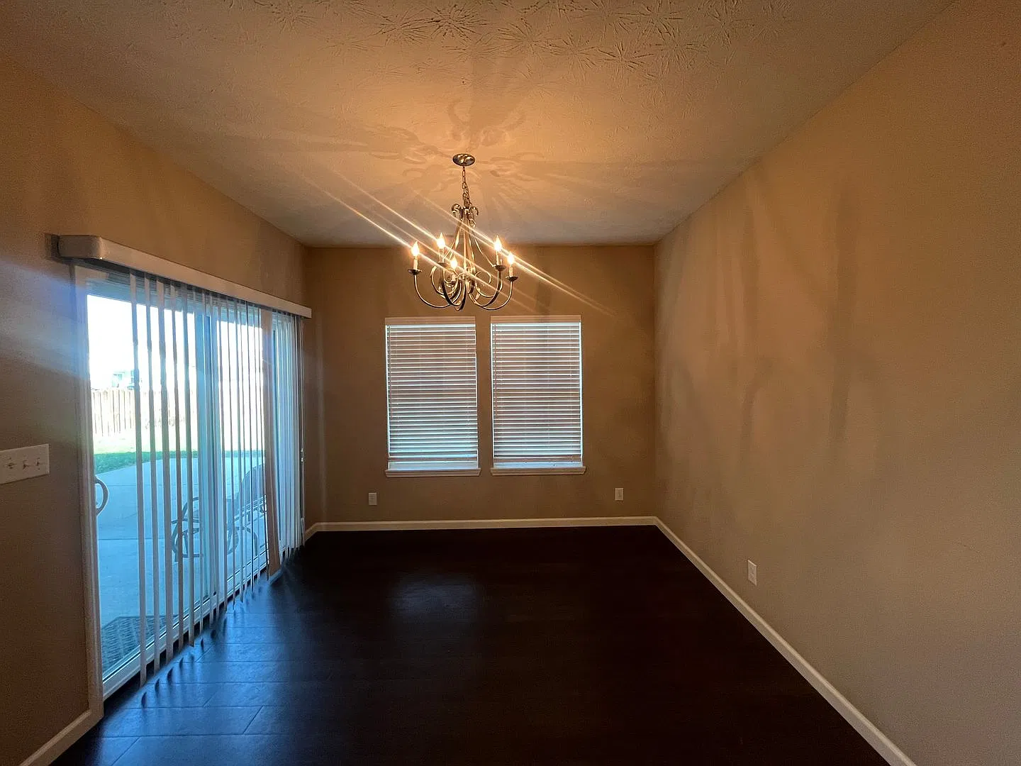 Beautifully Designed 3BR Home in Lafayette High Ceilings & Outdoor Charm — Photo 4