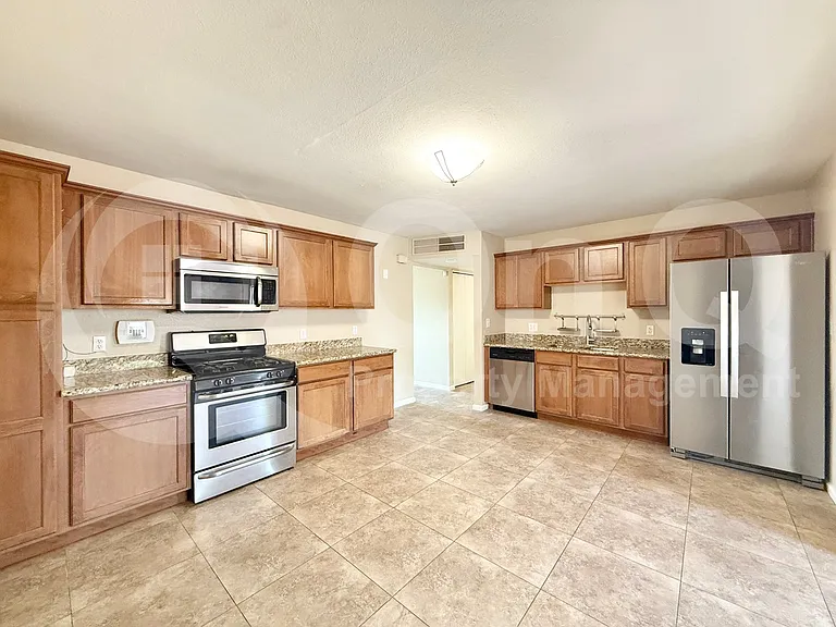 445 E Beatryce St — Photo 4