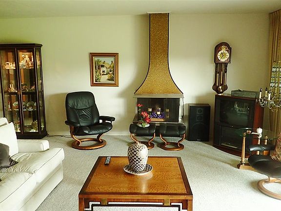 4th image of 200 N Waverly Pl