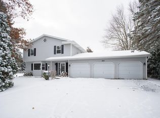 685 Club View Dr, Kalamazoo, MI 49009