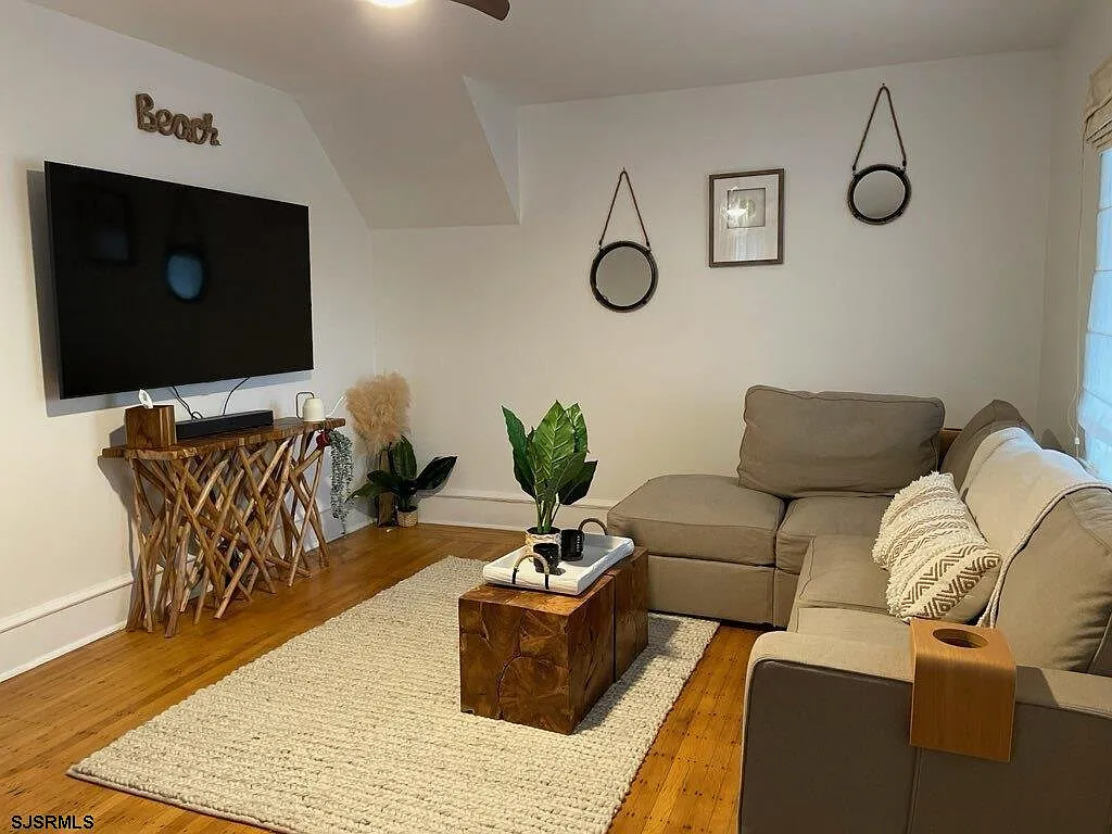 2 bed, 1.0 bath, $1,400 — Photo 4