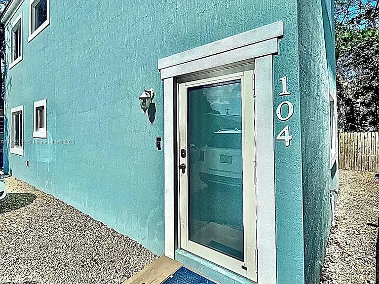 104 Poinciana Dr — Photo 2