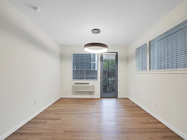 Ellie Jean Apartments — Photo 34