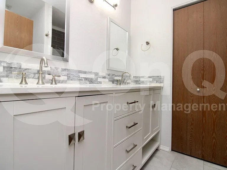 1931 N Camino Alicante — Photo 14