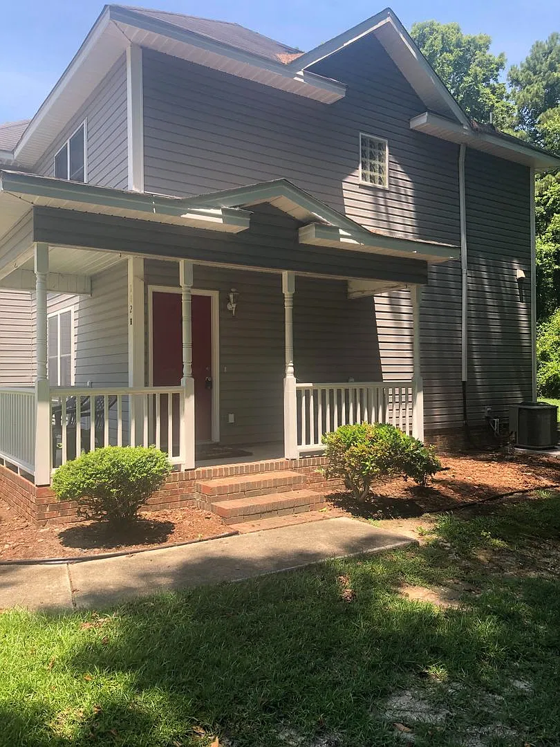 2 bedroom 1 1/2 bathroom duplex located in the heart of Lillington. — Photo 2