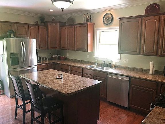 3rd image of 19 Hillcrest Dr