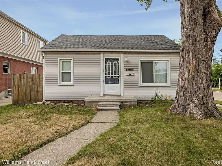 23465 Easterling Ave — Photo 1