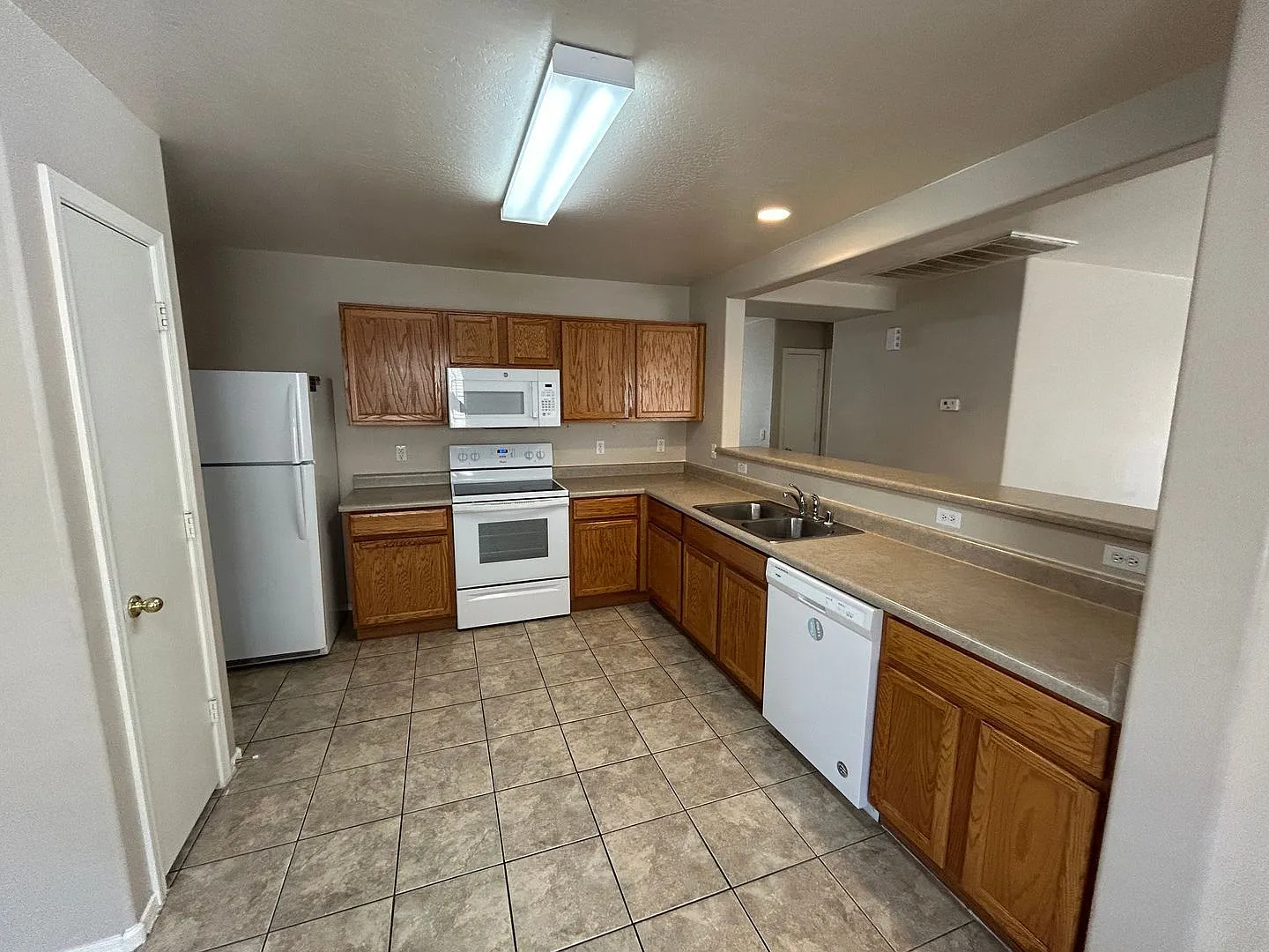 3 bed, 2.0 bath, 1647 sqft, $1,800 — Photo 3