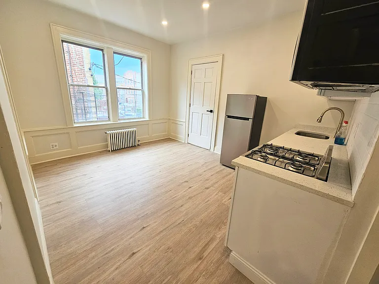 388 E 48th St #2F — Photo 2