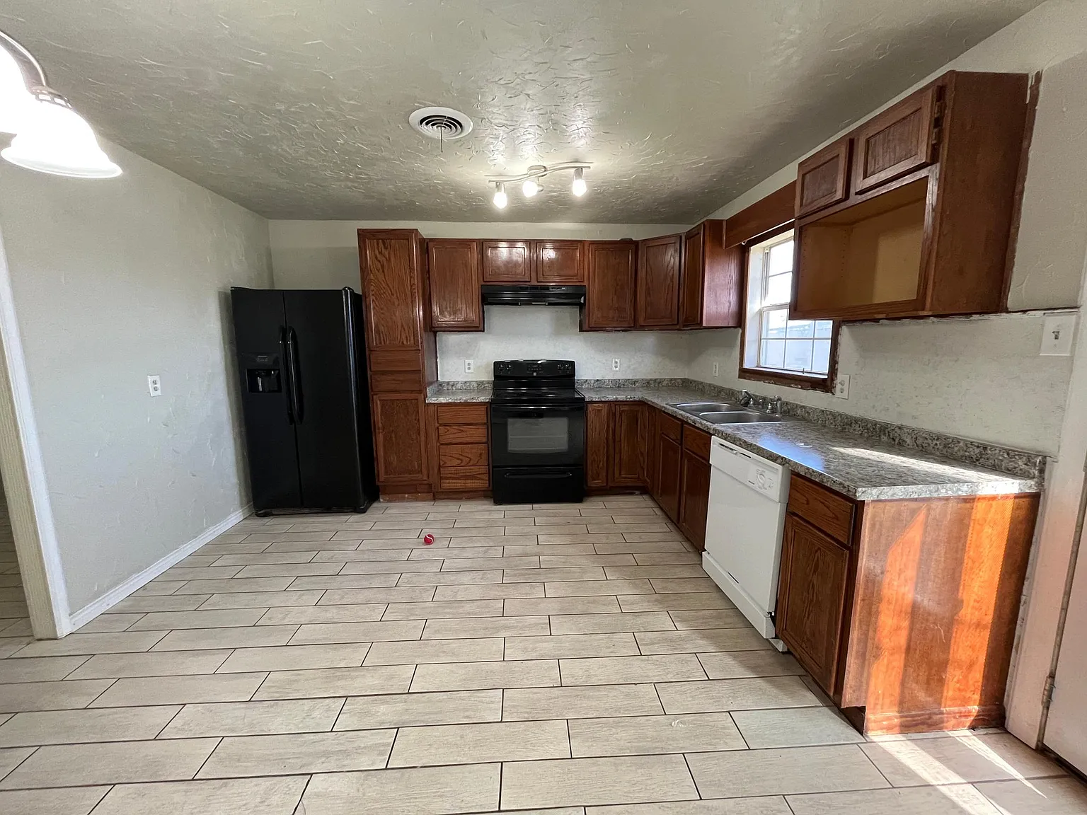 4 bed, 1.5 bath, 1450 sqft, $1,600 — Photo 3