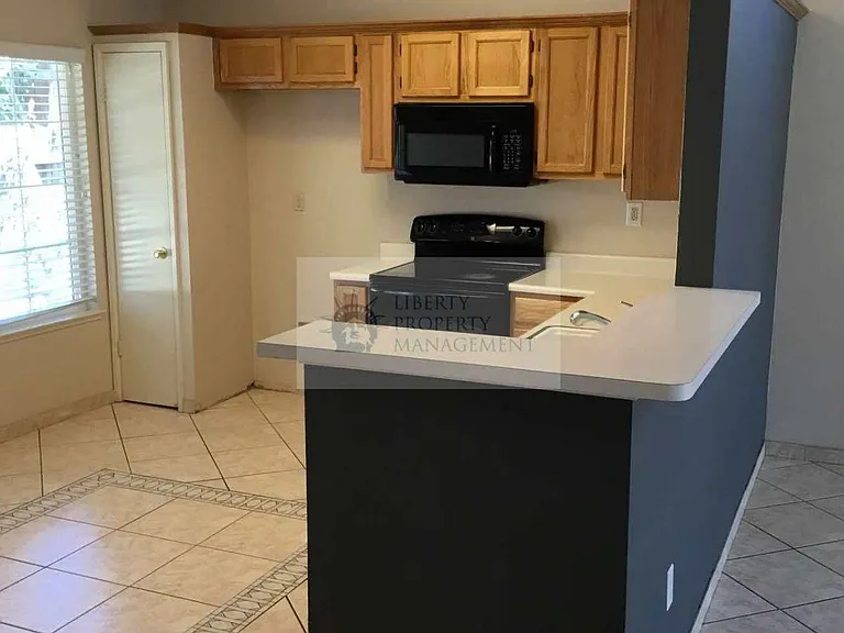 2413 Country Manor Dr — Photo 5