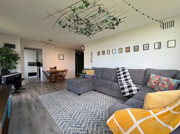 91 Townsgate Dr #710, Vaughan, ON L4J 8E8