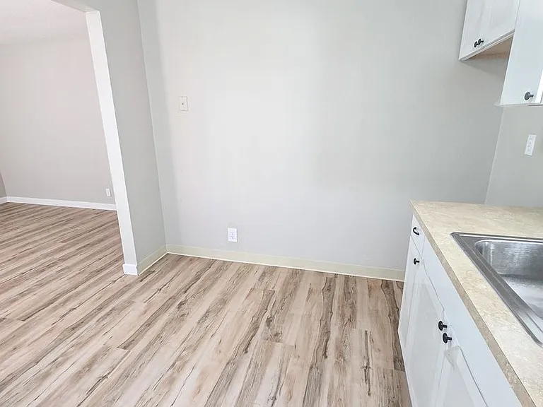132-168 Sunset Ave N — Photo 10