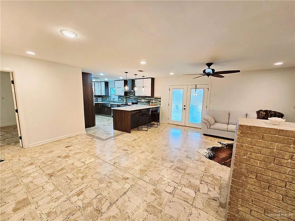 3 bed, 3.0 bath, 1537 sqft, $2,100 — Photo 2
