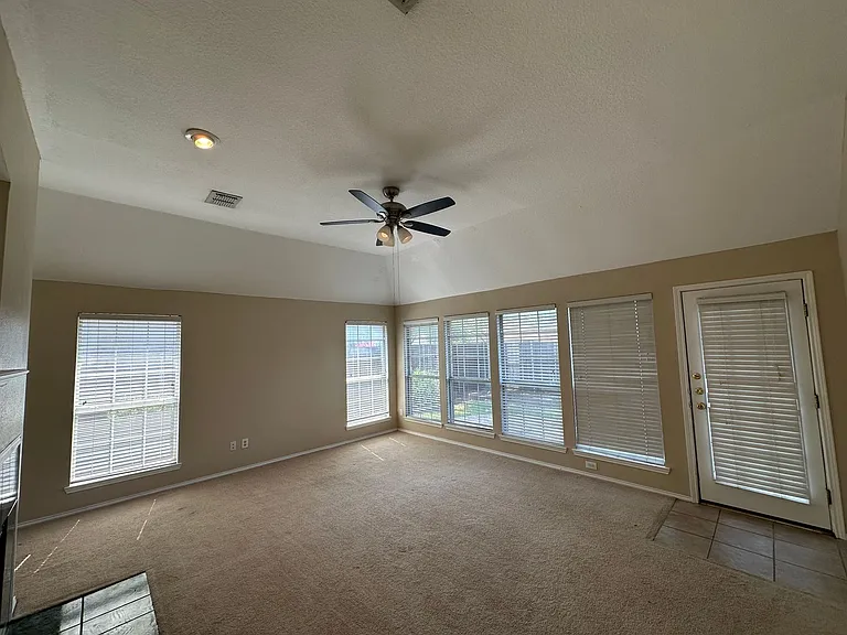 10701 Nashville Dr — Photo 4
