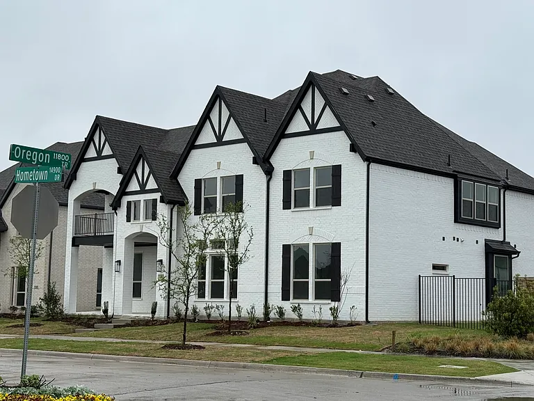14902 Hometown Dr — Photo 2