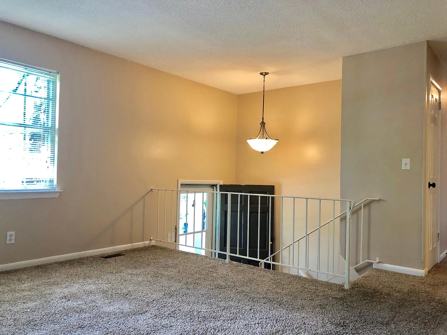 3 bed, 1.5 bath, 1500 sqft, $1,689 — Photo 2