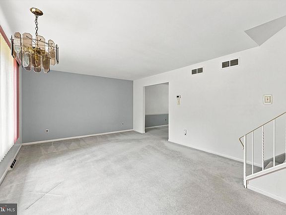 5th image of 1351 Clover Ln