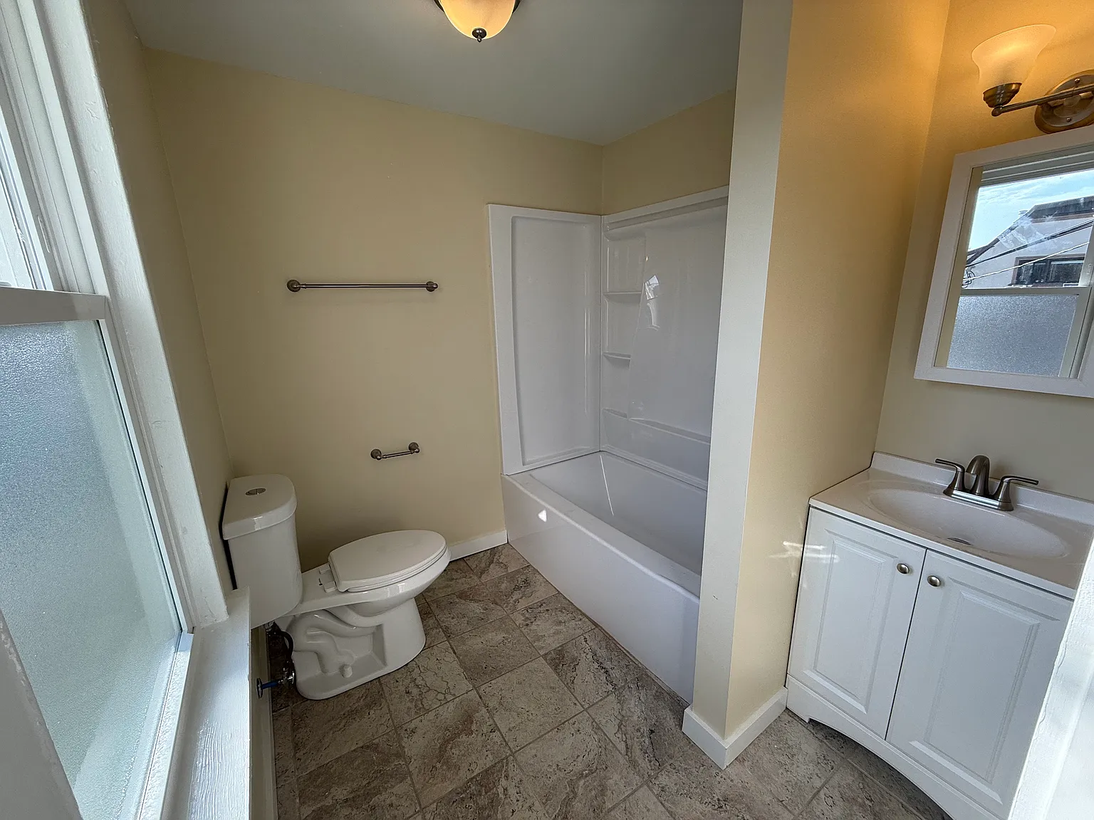 3 bed, 1000 sqft, $2,200 — Photo 2