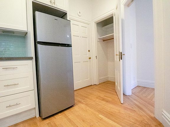 3rd image of 864 Ashbury St APT 3