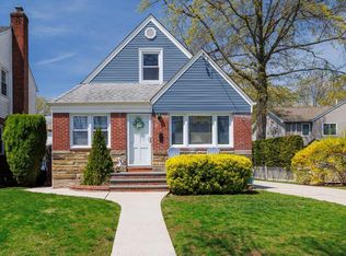 164 W Poplar St, Floral Park, NY 11001