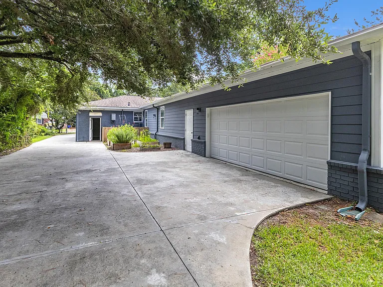 1225 Winston St — Photo 42
