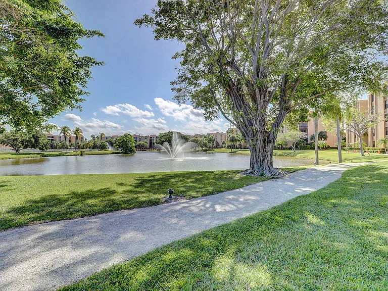 600 Egret Cir #7501 — Photo 32
