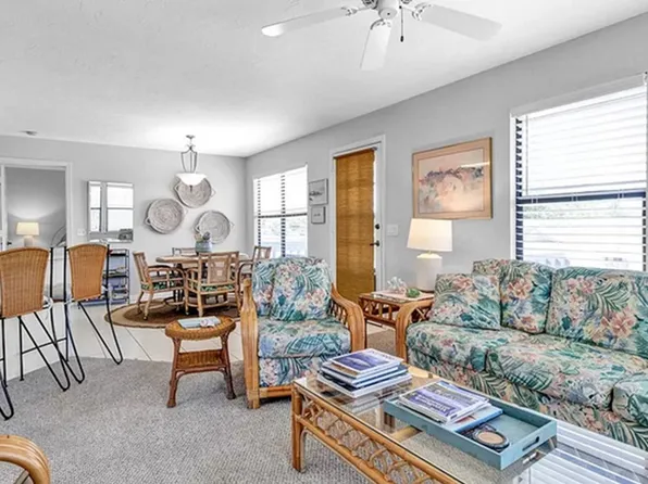 671 S Centre Ct SW APT 202, Vero Beach, FL 32962