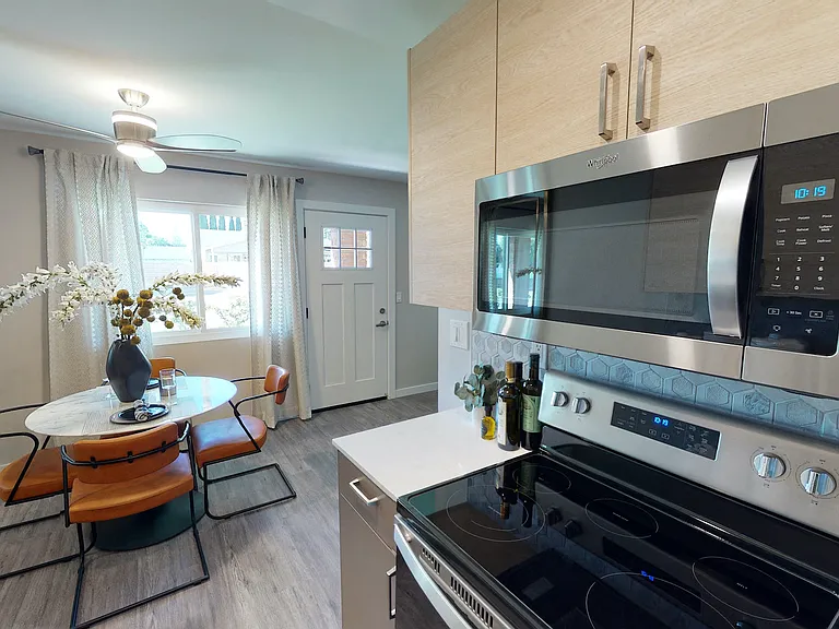 Vercanta Newport Beach | Newport Beach, CA | Kitchen &amp; Dining Room