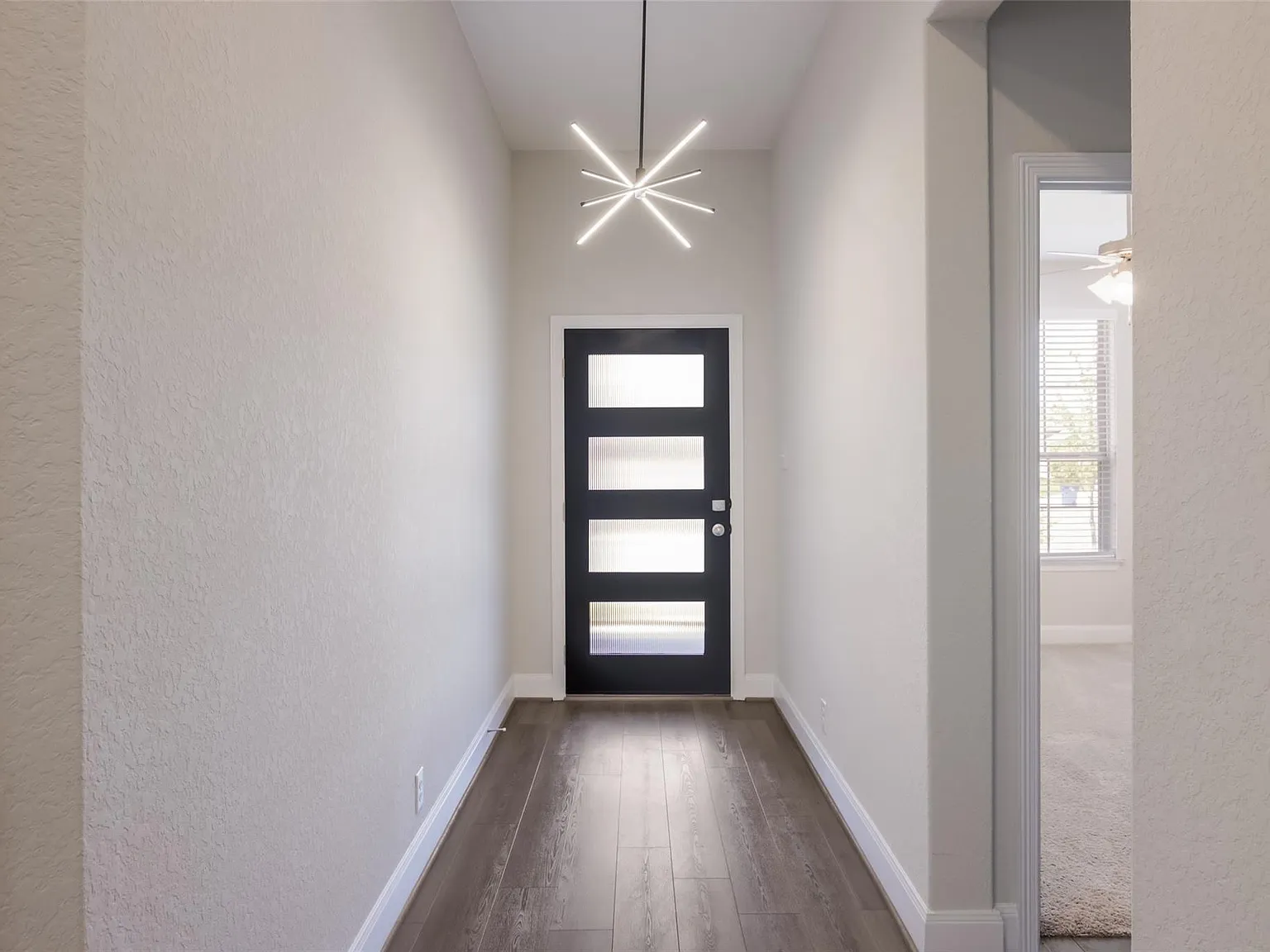4 bed, 2.0 bath, 1912 sqft, $2,300 — Photo 2