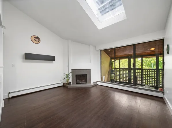 141 W 13th St #304, North Vancouver, BC V7M 1N5