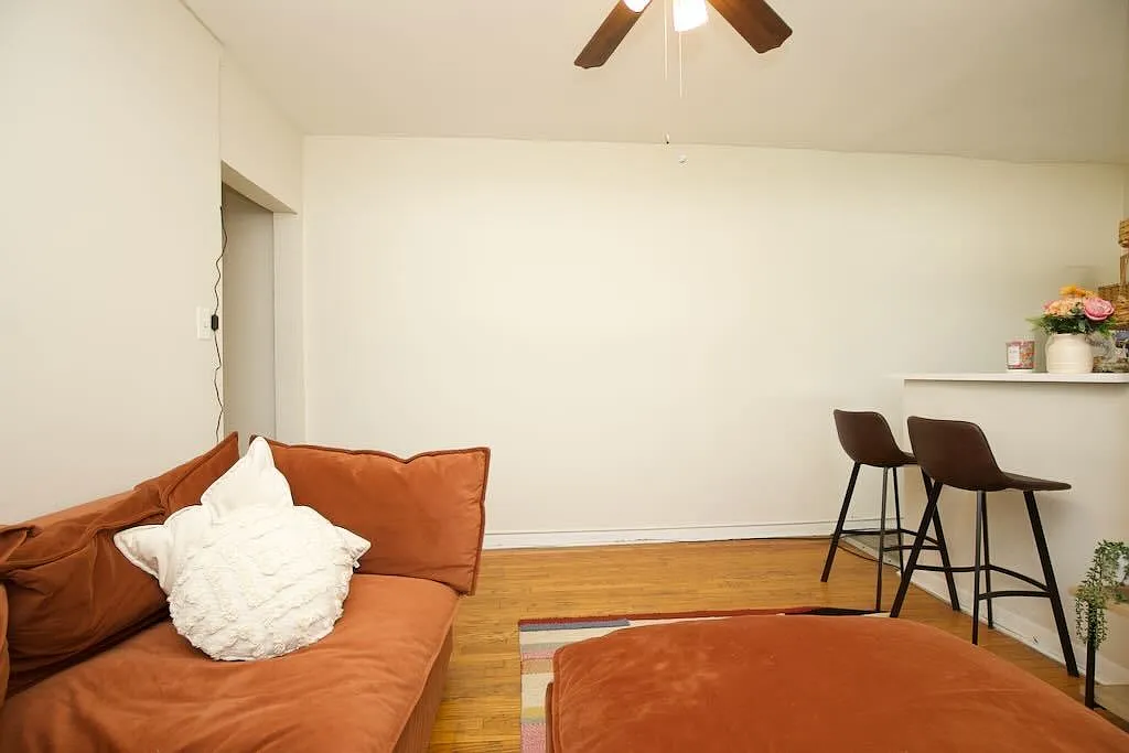 728 W Roscoe St — Photo 4