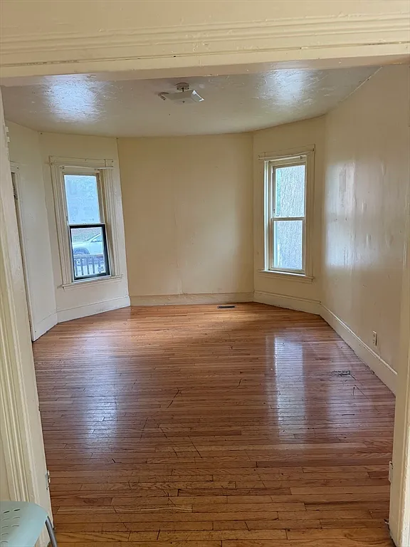 3 bed, 1.0 bath, 1180 sqft, $2,200 — Photo 1