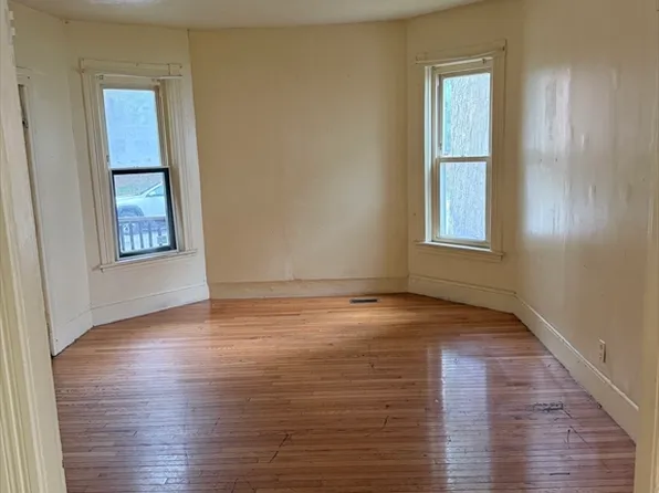 66 Florence St APT 1, Worcester, MA 01610