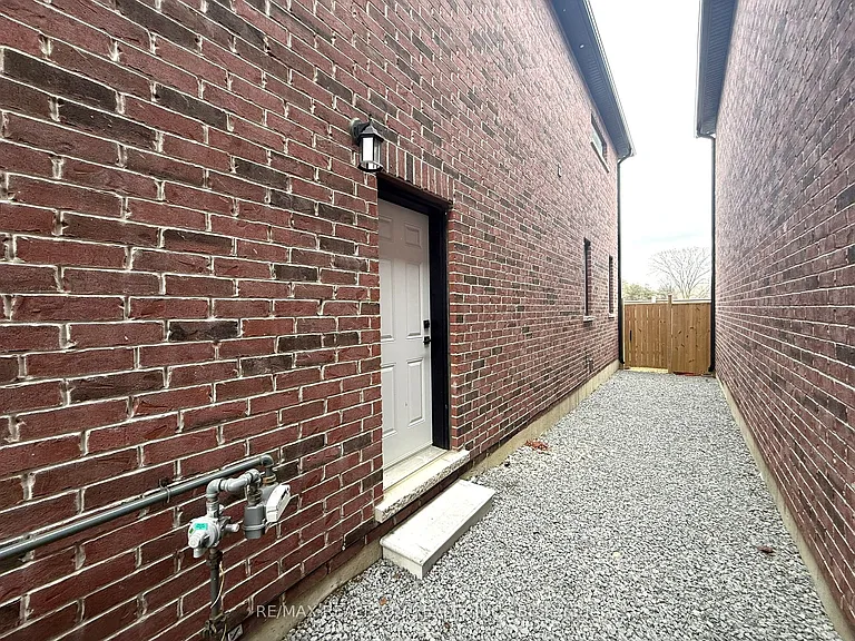 54 Chelliah Ct #LOWER — Photo 3