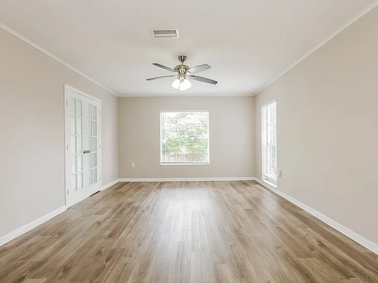 1033 Campbell Ave — Photo 10