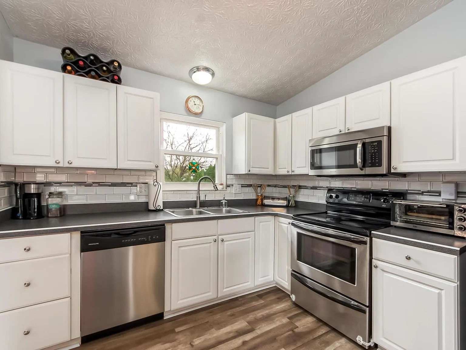 3 bed, 1.5 bath, 1378 sqft, $2,200 — Photo 3