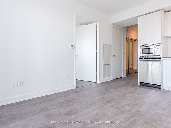 4th image of 501 Yonge St #3001