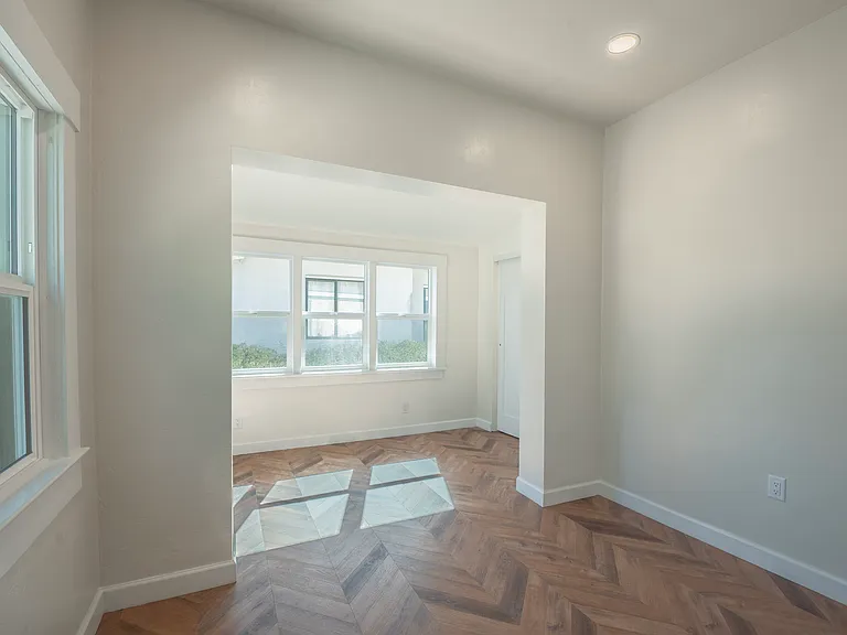 605 E 4th St — Photo 11