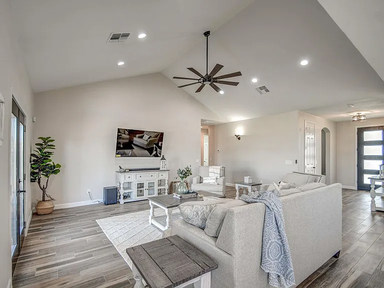 3216 E Sunnyside Ln — Photo 22