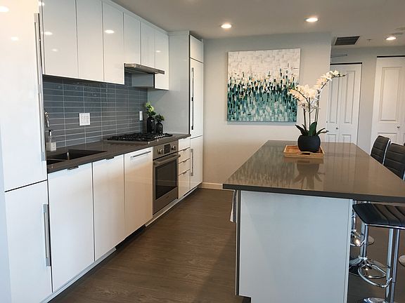 Kitchen with island sitting area