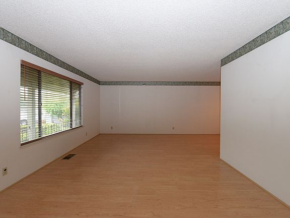 4th image of 923 Linden Ave