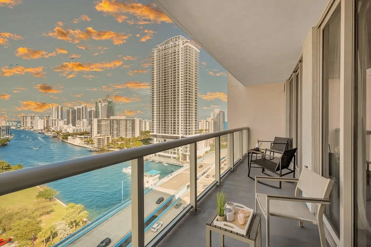 2 bed, 2.0 bath, 990 sqft, $4,035 — Photo 3