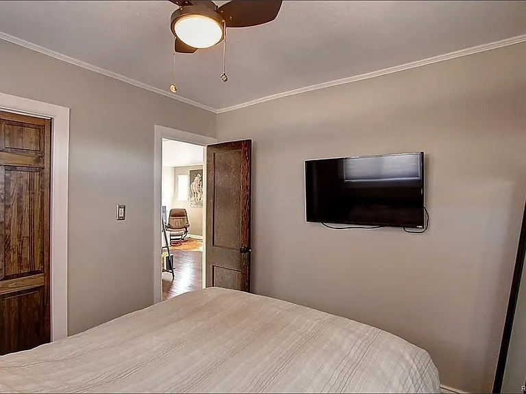 2251 Newton St — Photo 2